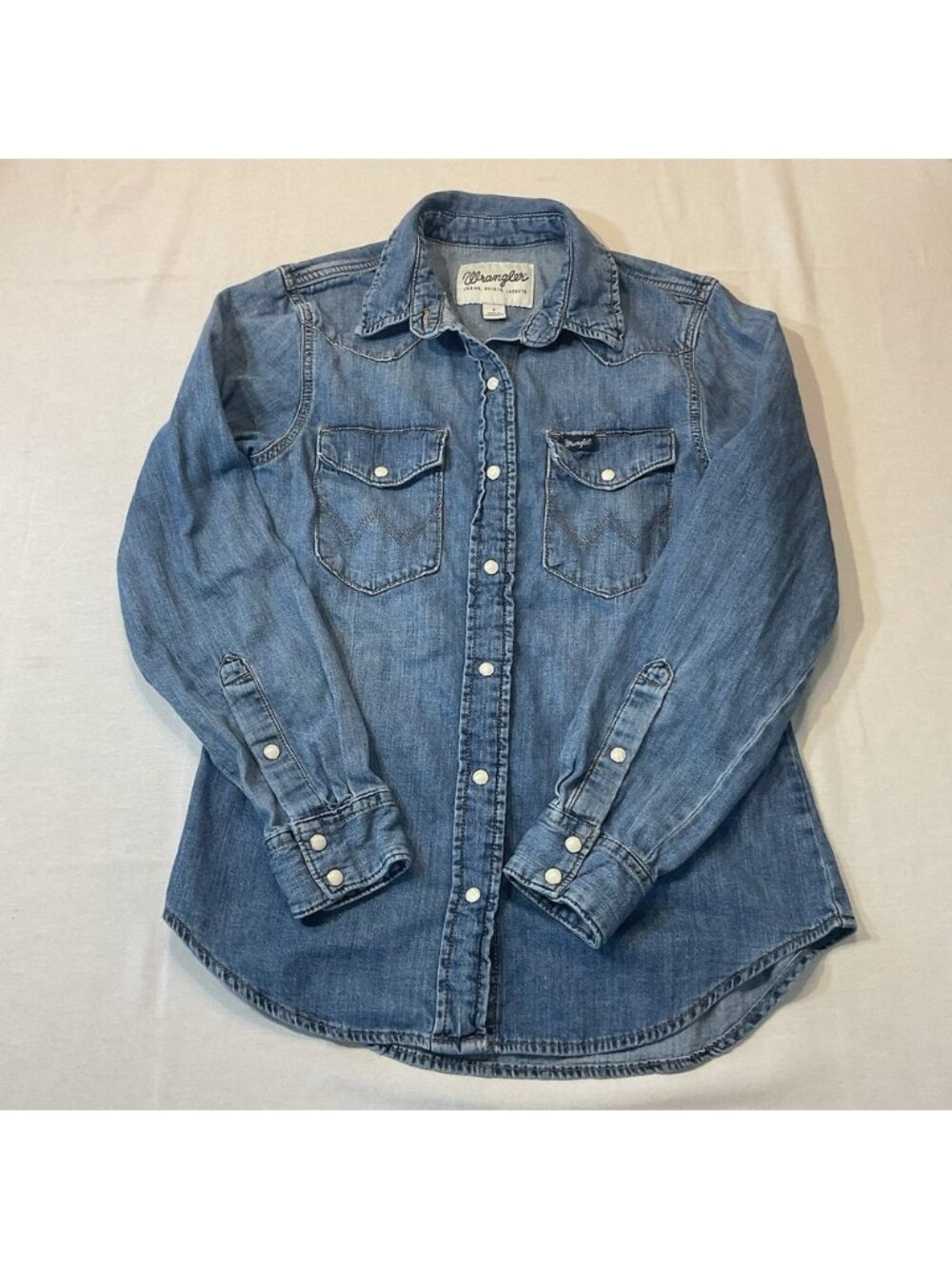 Wrangler Blue Jean Women's Button Up with Pearly Looking Buttons